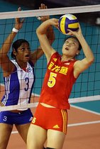 排球比赛问题,把球击出后算触网么,接发球一定