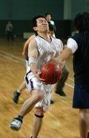 请问篮球术语出界,打手,用英语怎么说?-篮球