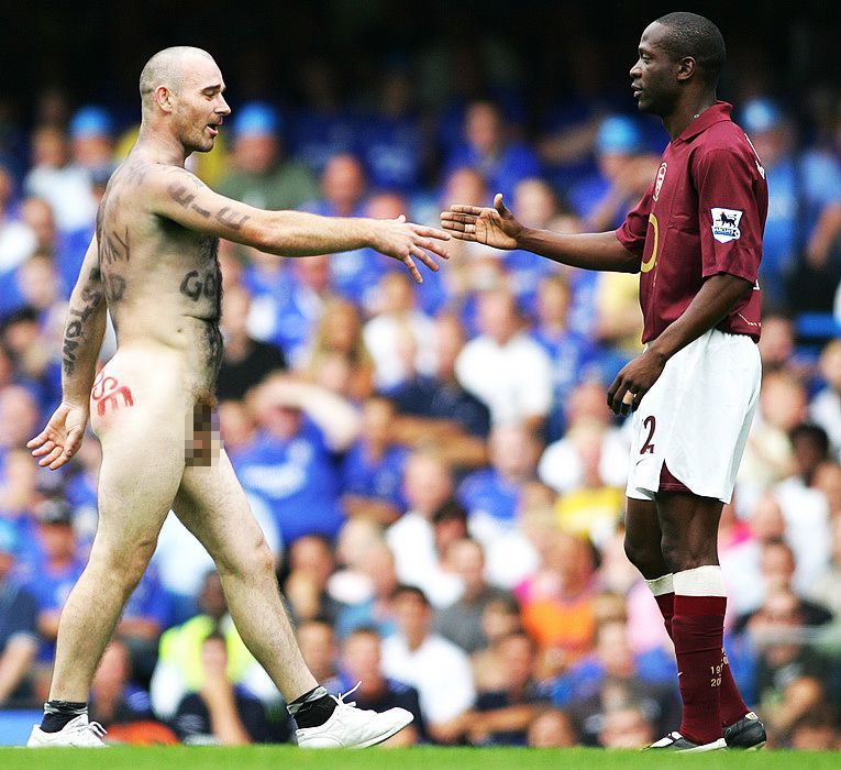 英超赛场上一位裸奔球迷与阿森纳球员