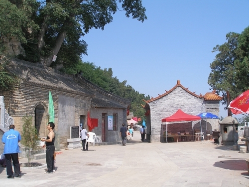 金粟山寺院:建于秦朝,面积2000平方米,有庙宇多处.