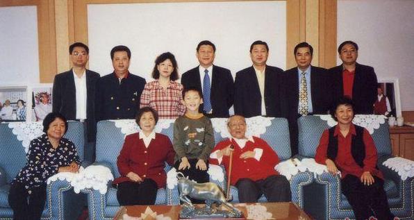 <em>习</em>仲勋夫妇与<em>子女</em>