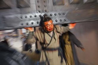 雄阔海举千斤闸被压死了要是宇文成都或者李元