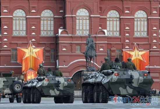 btr-80+参加2010年5月6日俄罗斯红场阅兵彩排