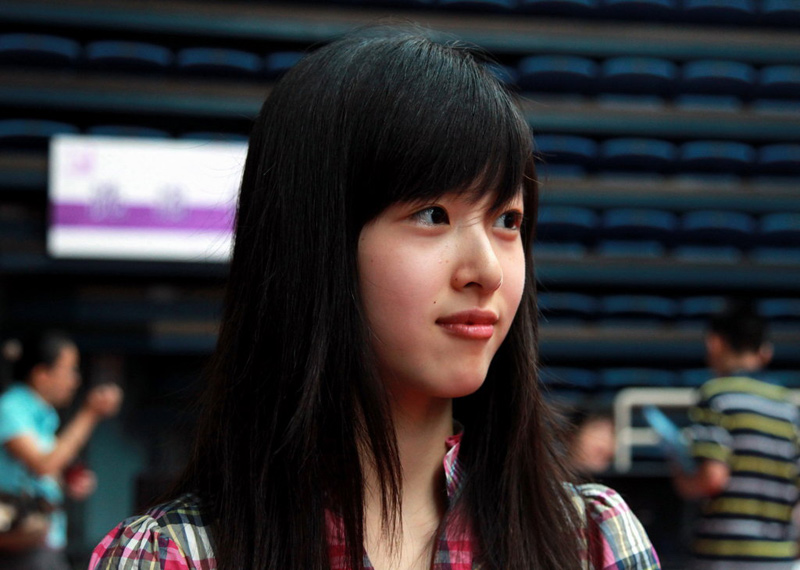 奶茶妹妹不时甜笑或嘟嘴卖萌