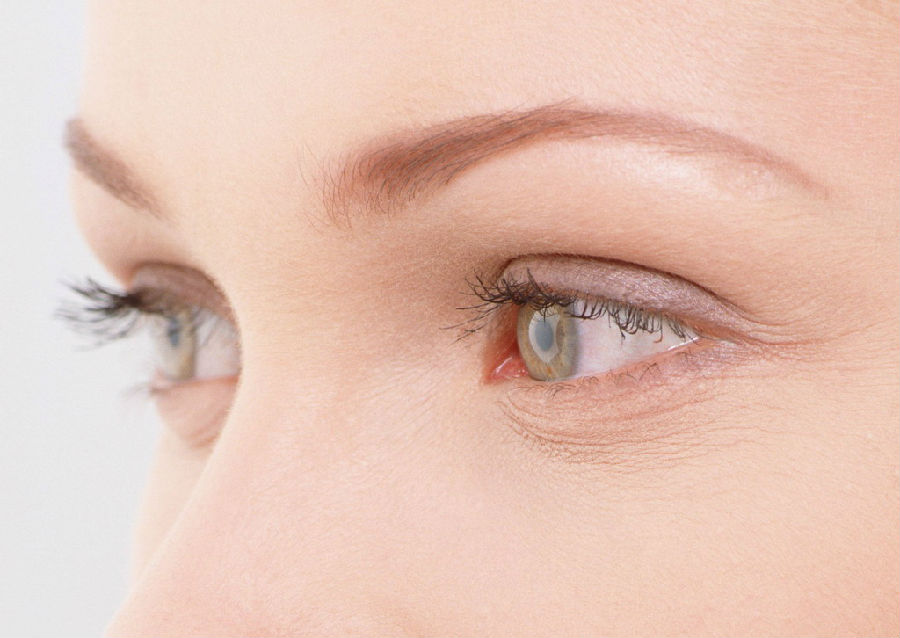 眼底检查可有视乳头水肿和视乳头周围线状出血