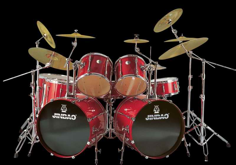 它通常由一个脚踏的低音大鼓(bass drum,又称"底鼓"),一个军鼓,二个